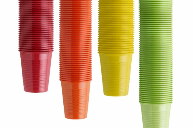 Bicchieri di plastica colorati
