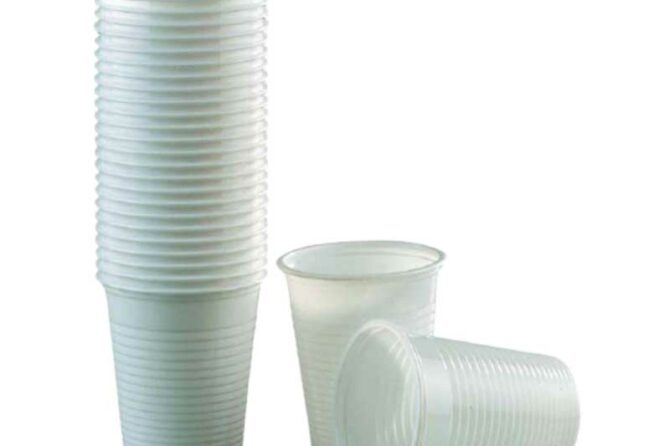 Bicchieri di plastica bianchi